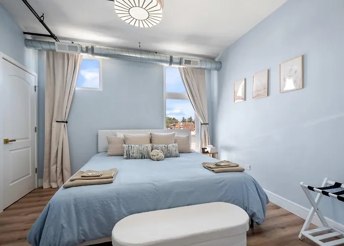 Near Brookfield Zoo - King Bed - Sleeps 7 *