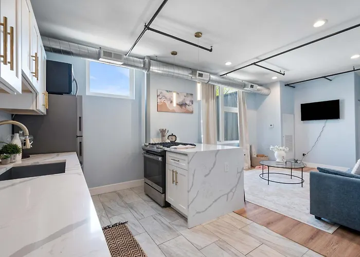 Near Brookfield Zoo - King Bed - Sleeps 7 Apartment *