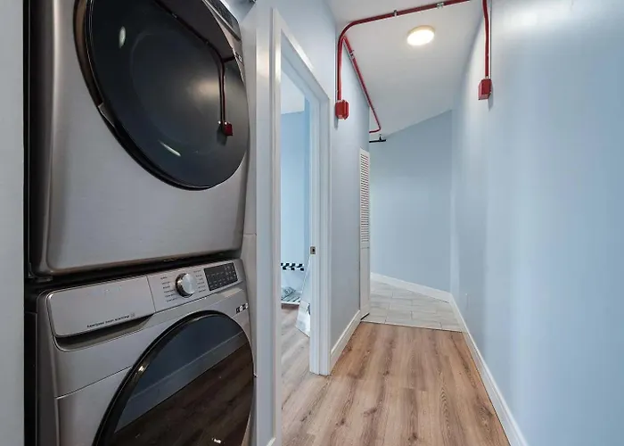 Near Brookfield Zoo - King Bed - Sleeps 7 Apartment *
