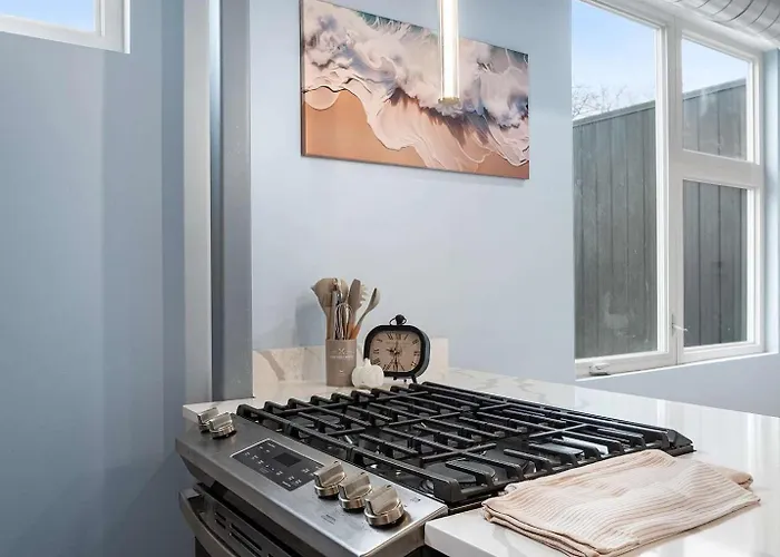Near Brookfield Zoo - King Bed - Sleeps 7 Apartment
