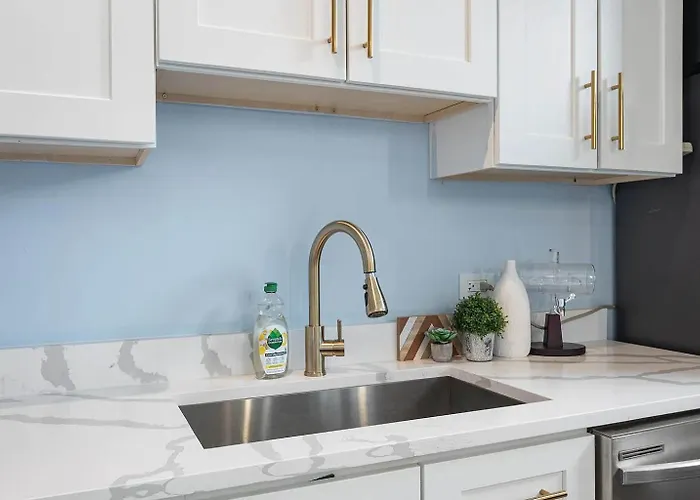 Apartment Near Brookfield Zoo - King Bed - Sleeps 7 *