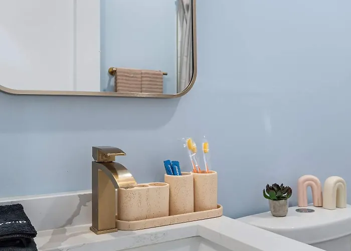 Near Brookfield Zoo - King Bed - Sleeps 7 Apartment