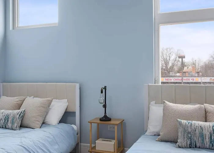 Apartment Near Brookfield Zoo - King Bed - Sleeps 7