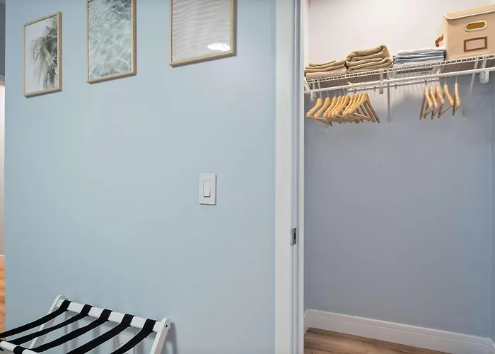 Apartment Near Brookfield Zoo - King Bed - Sleeps 7
