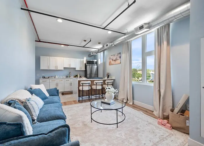 Near Brookfield Zoo - King Bed - Sleeps 7 *