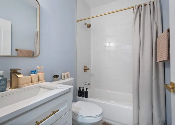 Near Brookfield Zoo - King Bed - Sleeps 7 Apartment Westchester