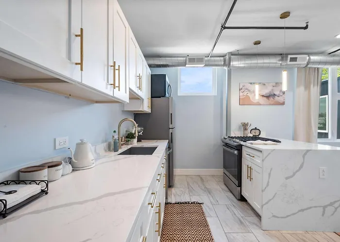 Near Brookfield Zoo - King Bed - Sleeps 7 Apartment *