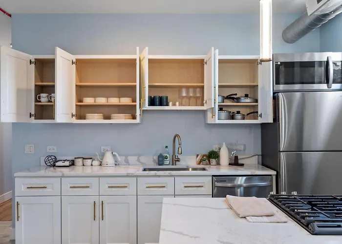 Apartment Near Brookfield Zoo - King Bed - Sleeps 7 *